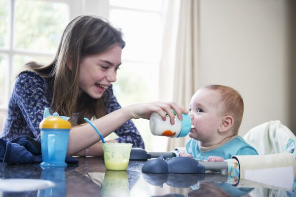 Meisje geeft baby drinken 145064469 270320241400357